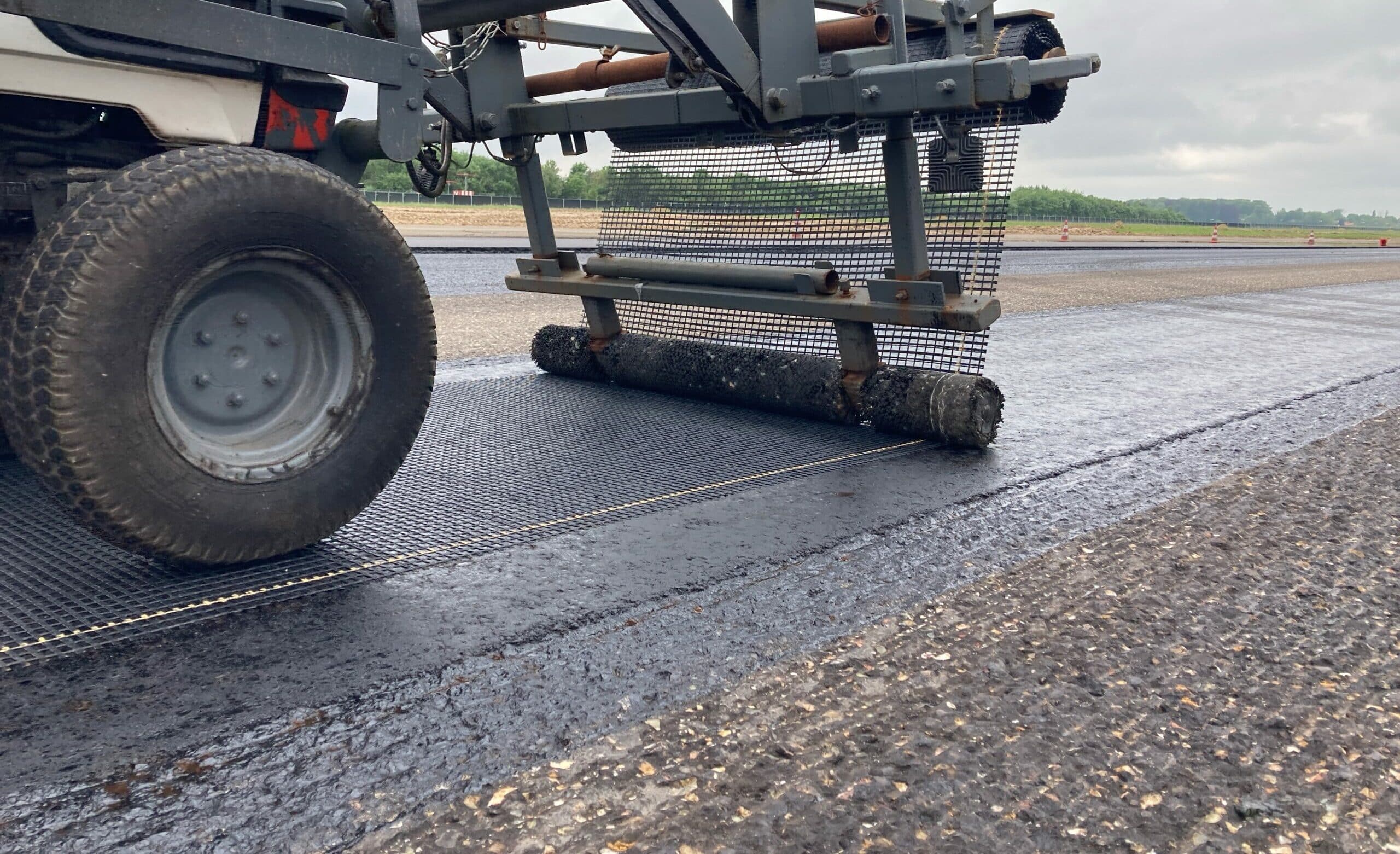 Asfaltwapening op Maastricht Aachen Airport